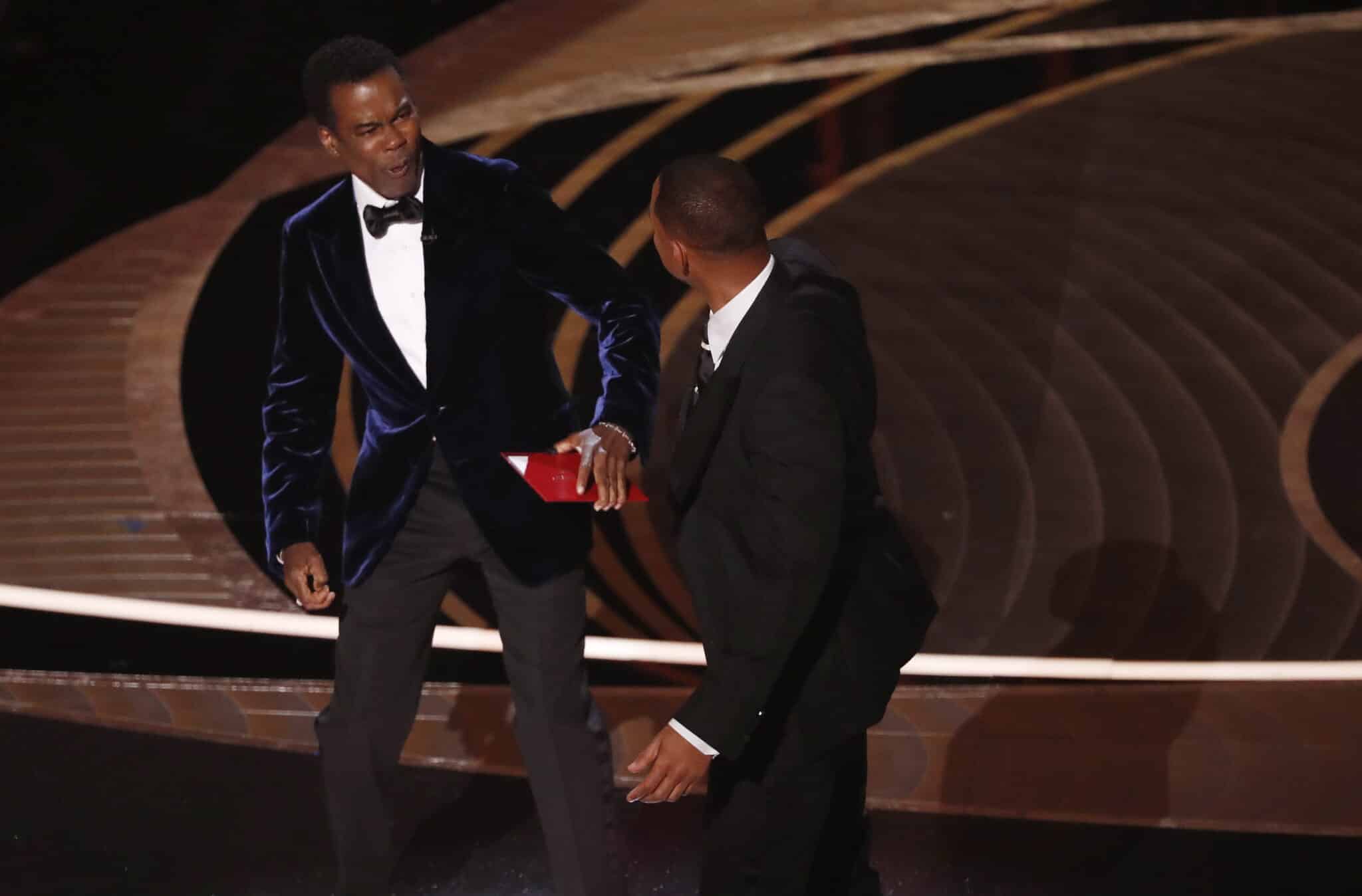 El actor estadounidense Will Smith (R) golpea al actor estadounidense Chris Rock durante la 94ª ceremonia anual de los Premios Oscar