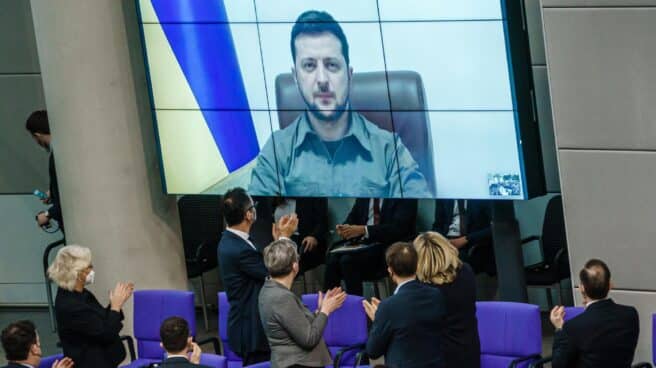 Volodímir Zelenski, presidente de Ucrania, se dirige a los diputados del Parlamento alemán.