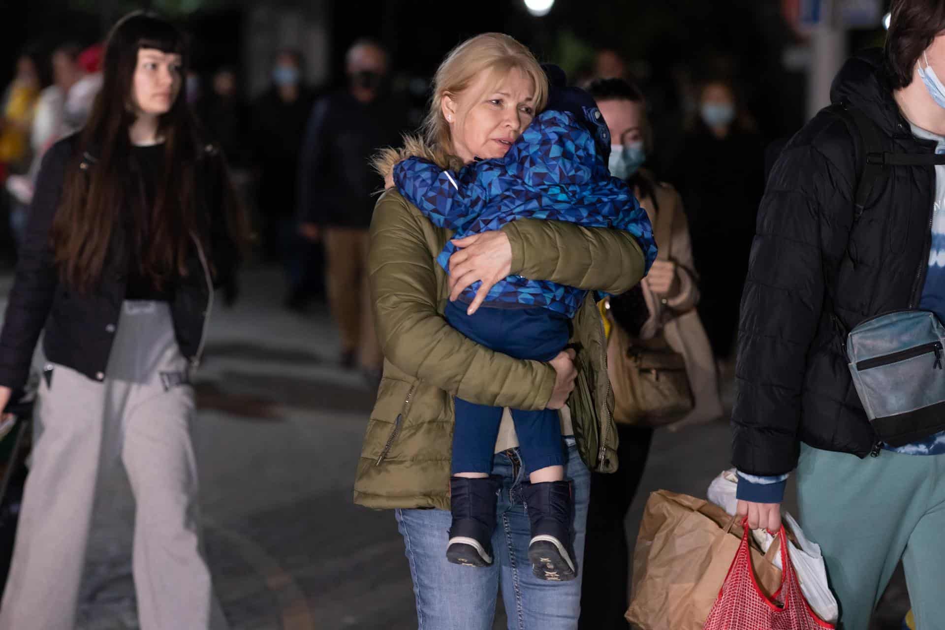 Una mujer ucraniana con su hijo a su llegada a Málaga.