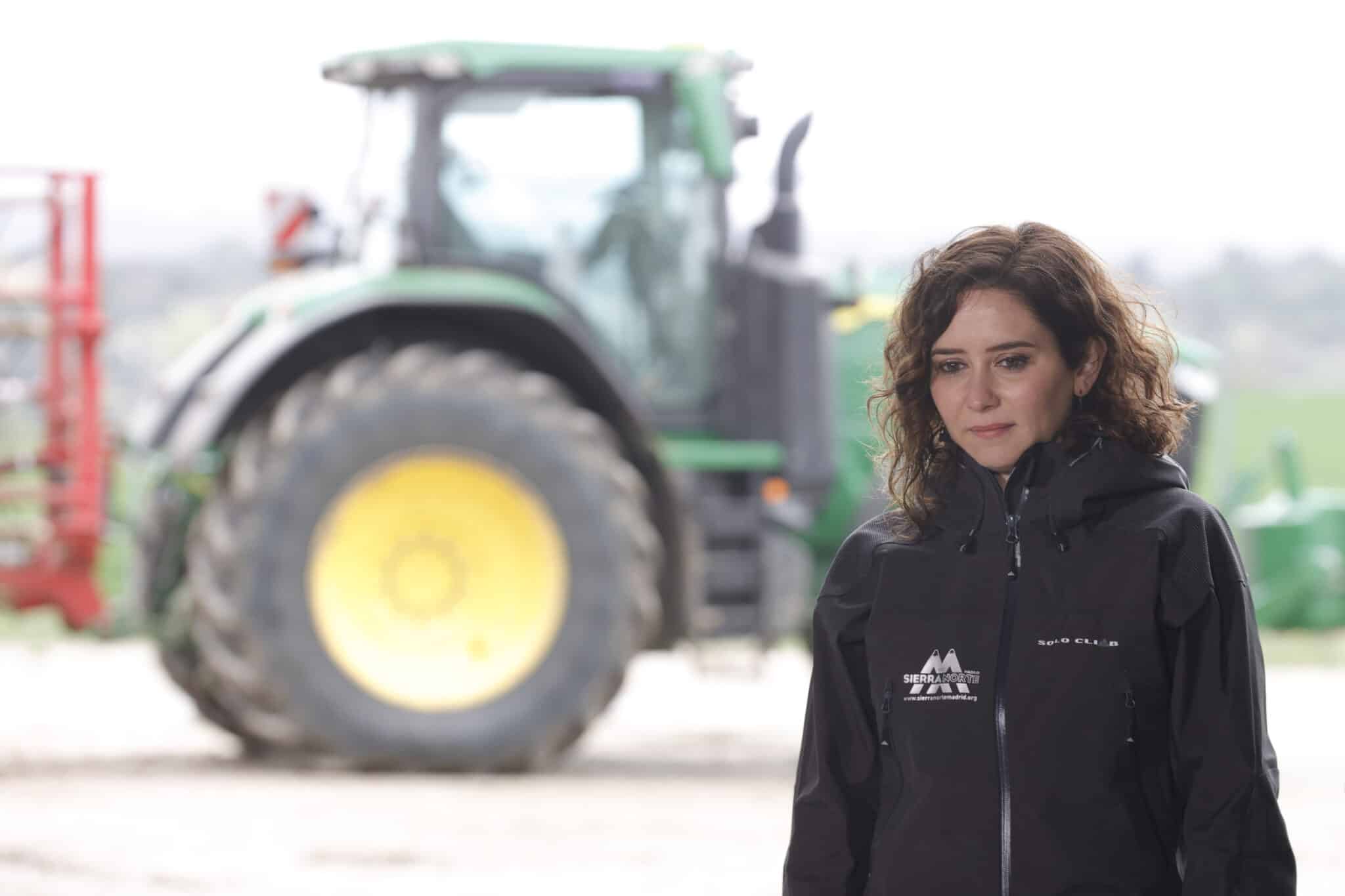 La presidenta de la Comunidad de Madrid, Isabel Díaz Ayuso, durante su visita este viernes a la explotación agropecuaria El Espino