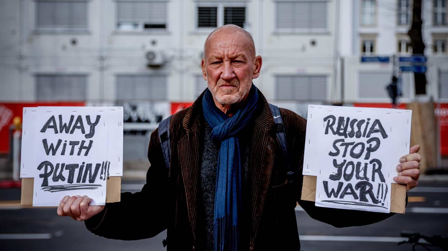 Un hombre protesta contra el régimen de Putin frente a la embajada rusa en Berlín.