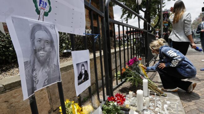 The Foo Fighters cancela su gira mundial de 2022 tras la muerte de Taylor Hawkins Seguidoras de Foo Fighters encienden velas frente al hotel de Bogotá donde falleció el baterista de la banda, Taylor Hawkins.