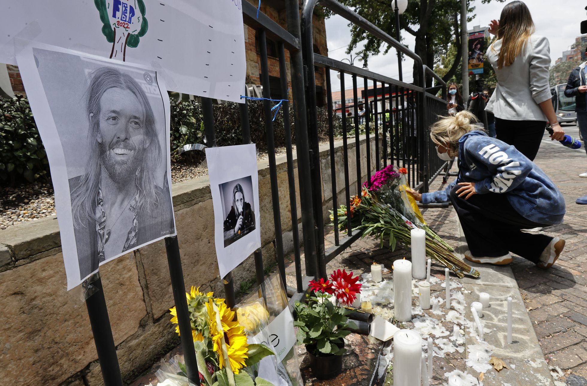 Seguidoras de Foo Fighters encienden velas frente al hotel de Bogotá donde falleció el baterista de la banda, Taylor Hawkins.