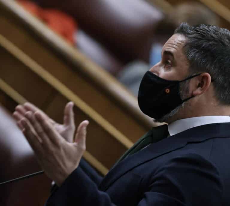 Feijóo y Abascal pugnan por liderar la alternativa económica a Sánchez en 2023