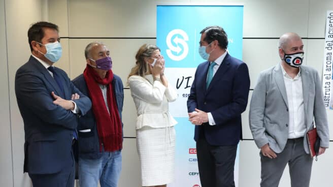 Firma del VI Acuerdo de Solución Autónoma de Conflictos Laborales (ASAC) De izquierda a derecha, el presidente de Cepyme, Gerardo Cuerva; el líder de UGT, Pepe Álvarez; la ministra de Trabajo, Yolanda Díaz; el presidente de CEOE, Antonio Garamendi y el líder de CCOO, Unai Sordo, durante un acto.