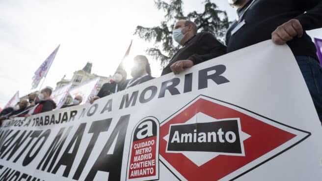 Los sindicatos exigen incluir a los trabajadores en el fondo público del amianto Varias personas con una pancarta que reza 'Amianto mata' en una concentración de los sindicatos del comité de empresa de Metro de Madrid.