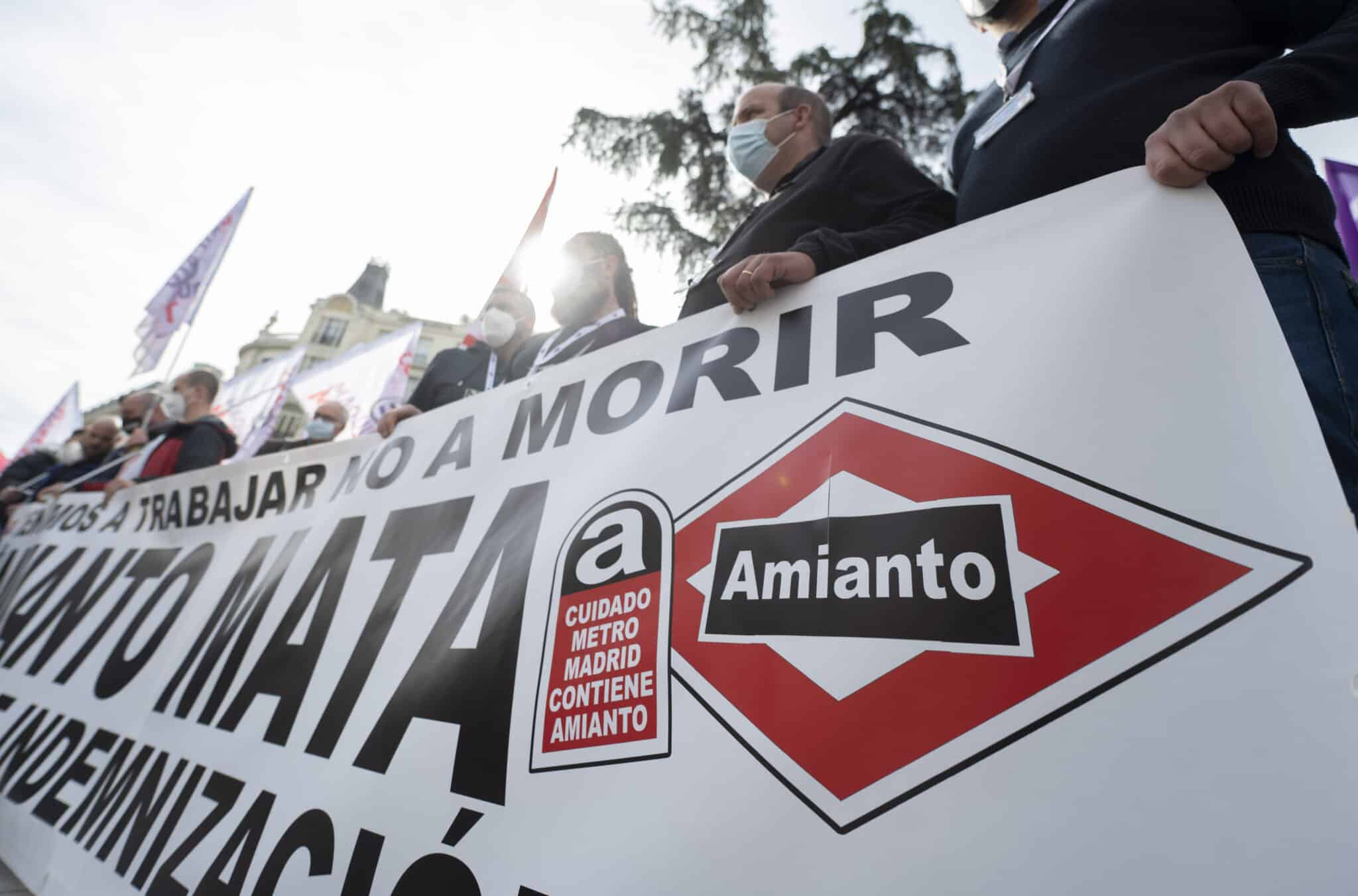 Varias personas con una pancarta que reza 'Amianto mata' en una concentración de los sindicatos del comité de empresa de Metro de Madrid.