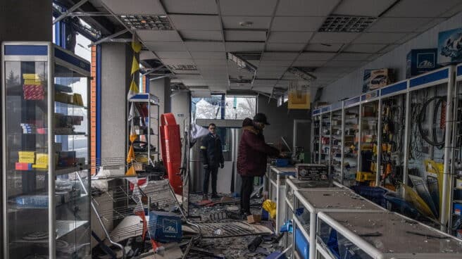 Varias personas ven los daños dentro del edificio de la torre de la televisión de Kiev Daños en un ataque en la torre de la TV de Kiev