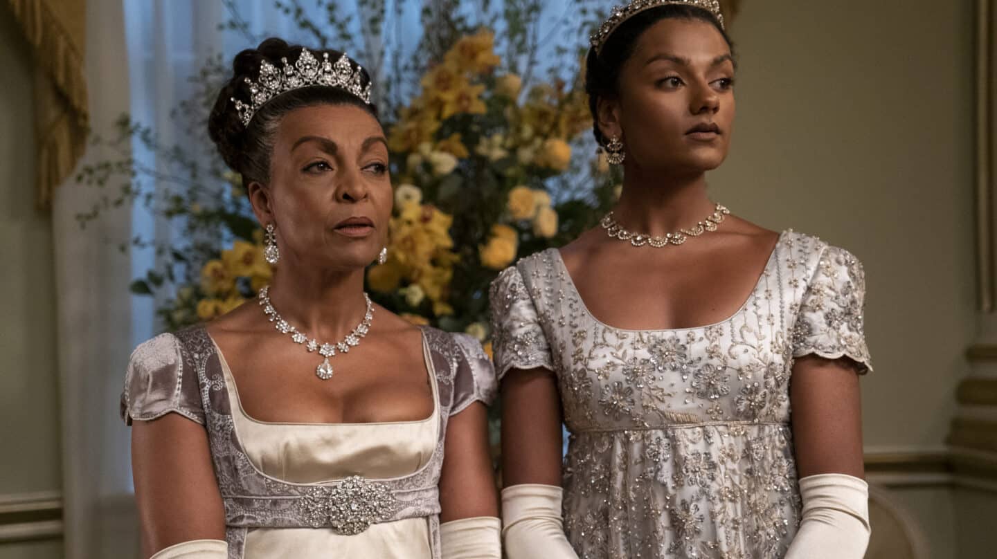 Adjoa Andoh como Lady Danbury, Simone Ashley como Kate Sharma en el episodio 1 de la segunda temporada de 'Los Bridgerton'