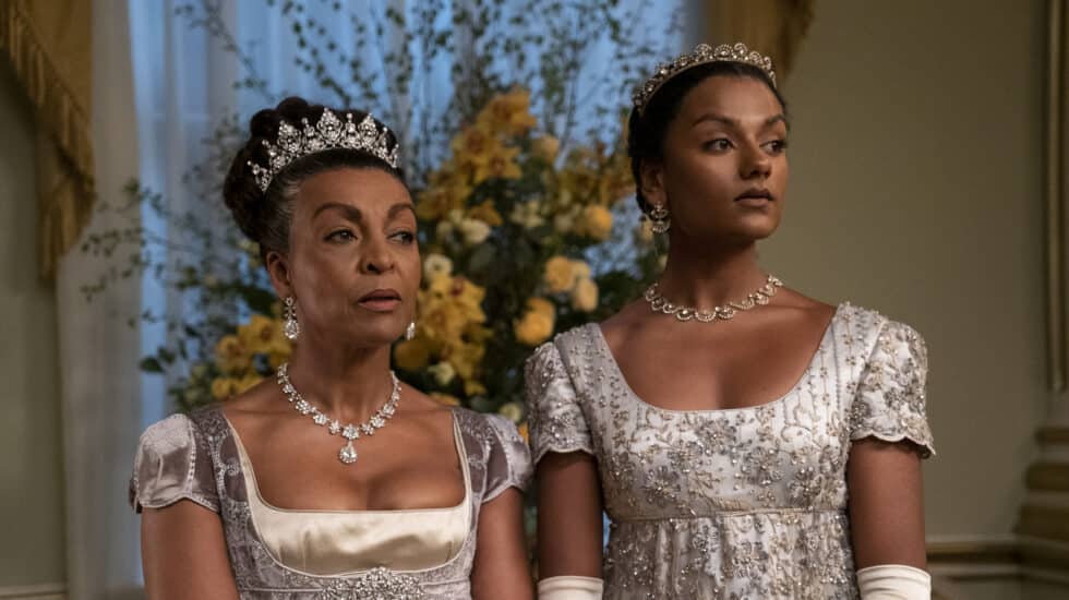 Adjoa Andoh como Lady Danbury, Simone Ashley como Kate Sharma en el episodio 1 de la segunda temporada de 'Los Bridgerton'