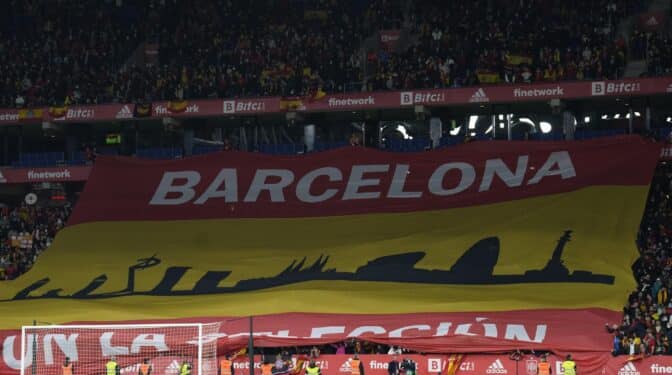 El éxito de la selección en Cornellà empuja a Colau a poner pantallas para el Mundial