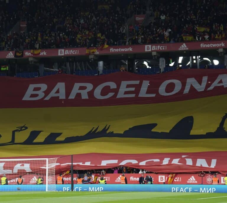 El éxito de la selección en Cornellà empuja a Colau a poner pantallas para el Mundial