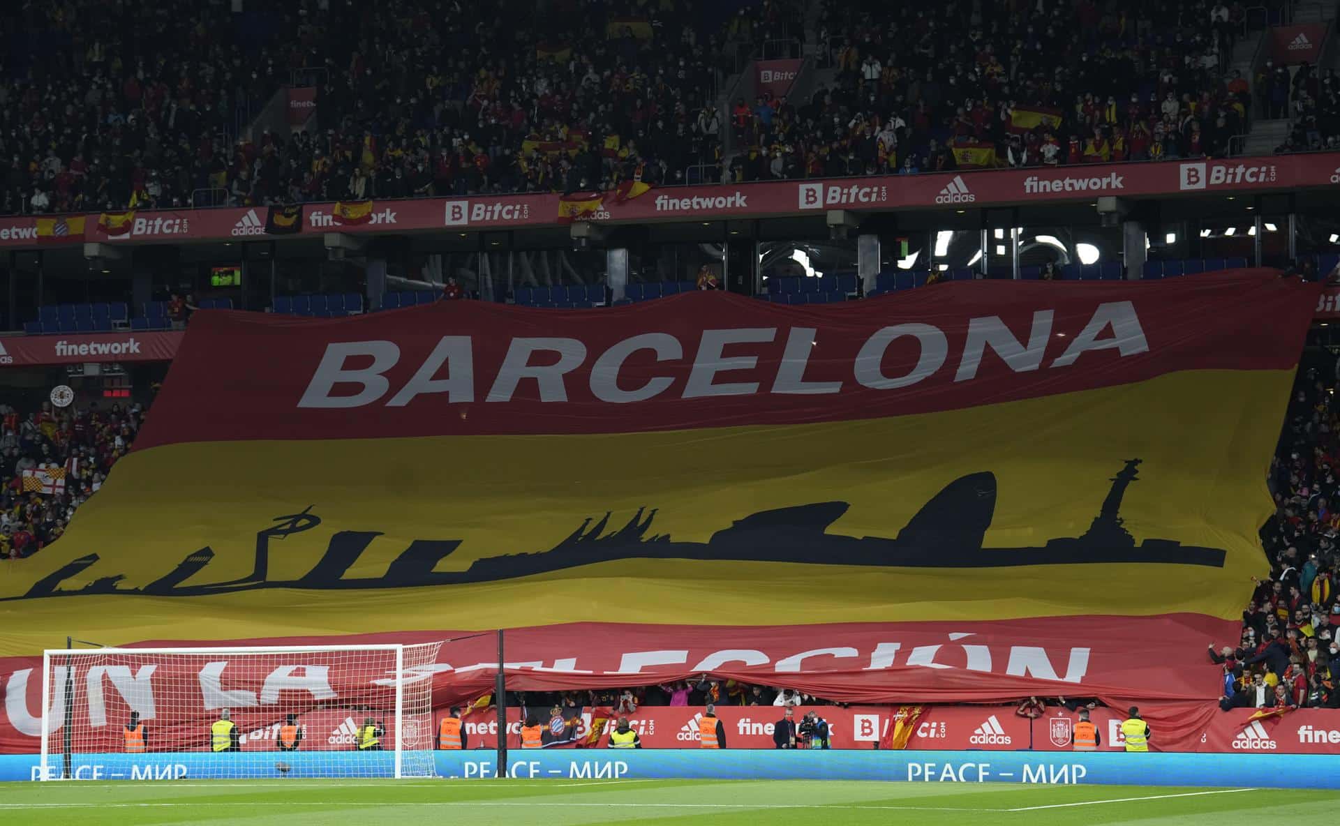 El éxito de la selección en Cornellà empuja a Colau a poner pantallas para el Mundial