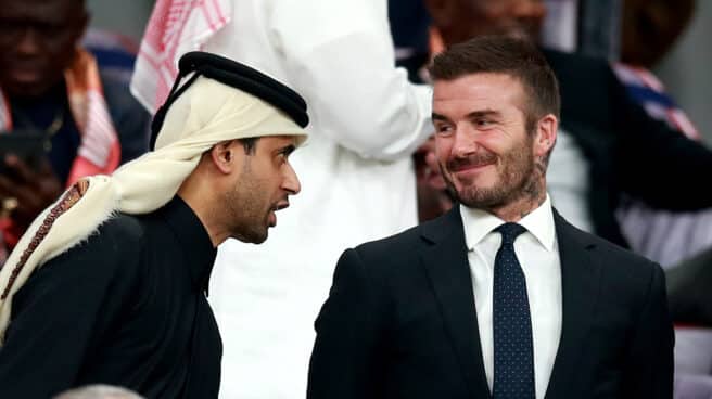 Beckahm y el hospital cubano de Qatar David Beckham con el responsable de inversiones deportivas de Qatar