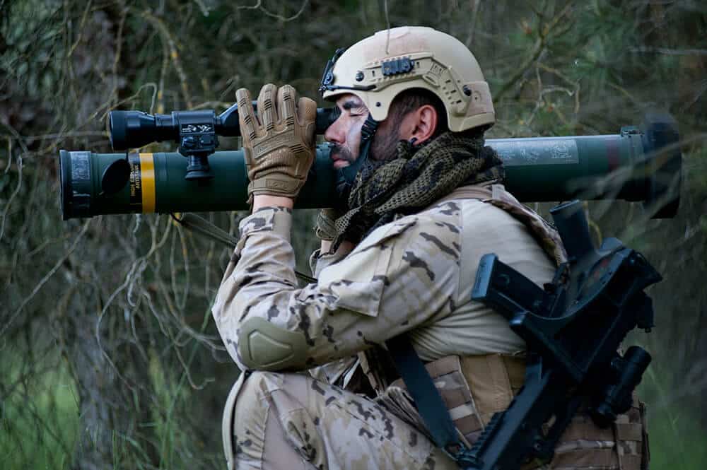 Un soldado, con un lanzagranadas contracarro C90-CR.