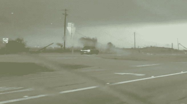 Imágenes de un vehículo levantado en el aire por un tornado en Elgin