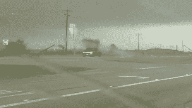 Sigue conduciendo como si nada después de que un tornado hiciese volcar su coche Imágenes de un vehículo levantado en el aire por un tornado en Elgin