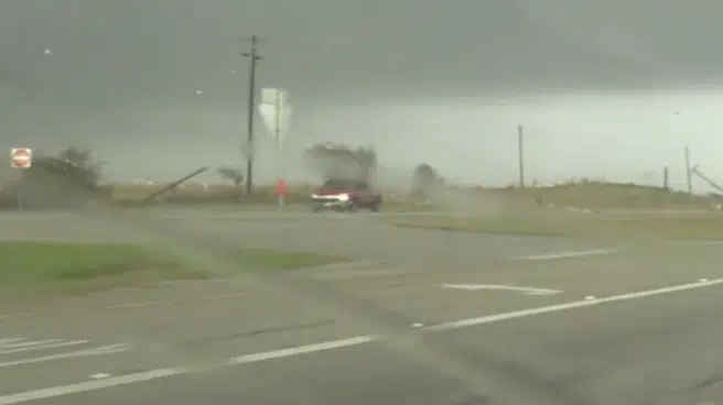 Sigue conduciendo como si nada después de que un tornado hiciese volcar su coche