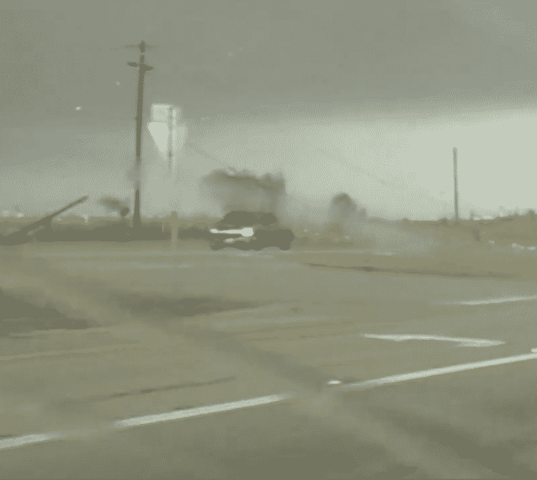 Sigue conduciendo como si nada después de que un tornado hiciese volcar su coche