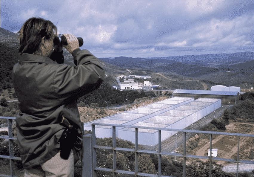 Una vigilante de seguridad, en las instalaciones de El Cabril (Hornachuelos, Córdoba).