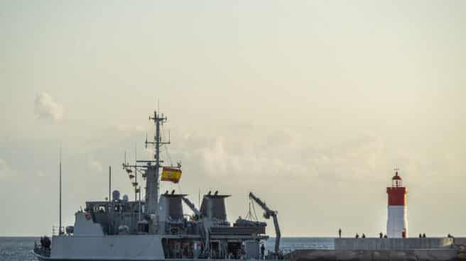 El cazaminas Sella zarpa del puerto de Cartagena para integrarse en la Snmcmg 2 de la OTAN, en Cartagena, Murcia.