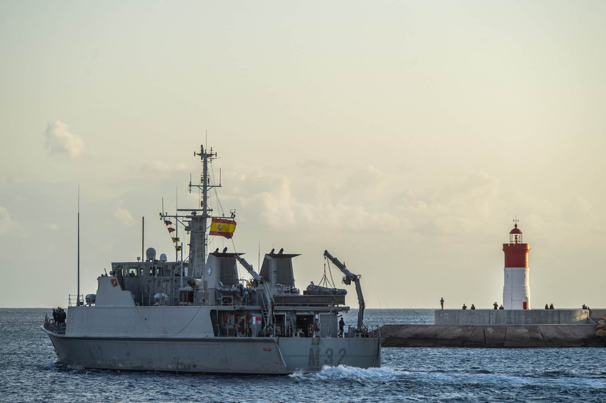 El cazaminas Sella zarpa del puerto de Cartagena para integrarse en la Snmcmg 2 de la OTAN, en Cartagena, Murcia.