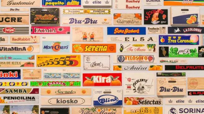 Papeles de seda, cajas y etiquetas: los más de 600 diseños que llevan envolviendo a las frutas desde mediados del siglo XX