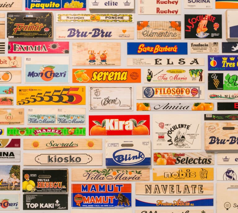Papeles de seda, cajas y etiquetas: los más de 600 diseños que llevan envolviendo a las frutas desde mediados del siglo XX