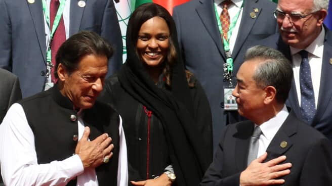 El ministro chino de Exteriores, Wang Yi, saluda al primer ministro de Pakistán, Imran Khan