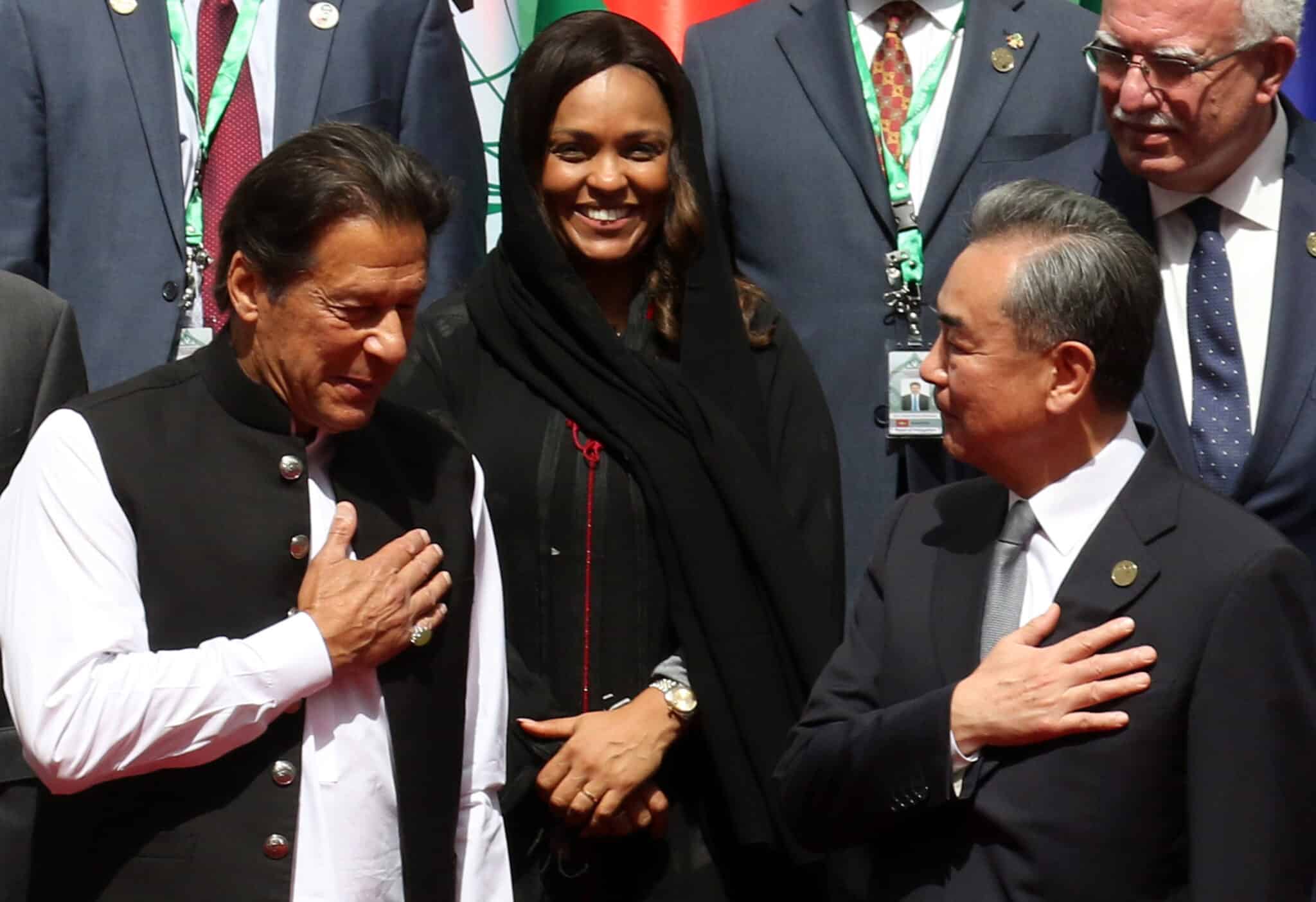 El ministro chino de Exteriores, Wang Yi, saluda al primer ministro de Pakistán, Imran Khan