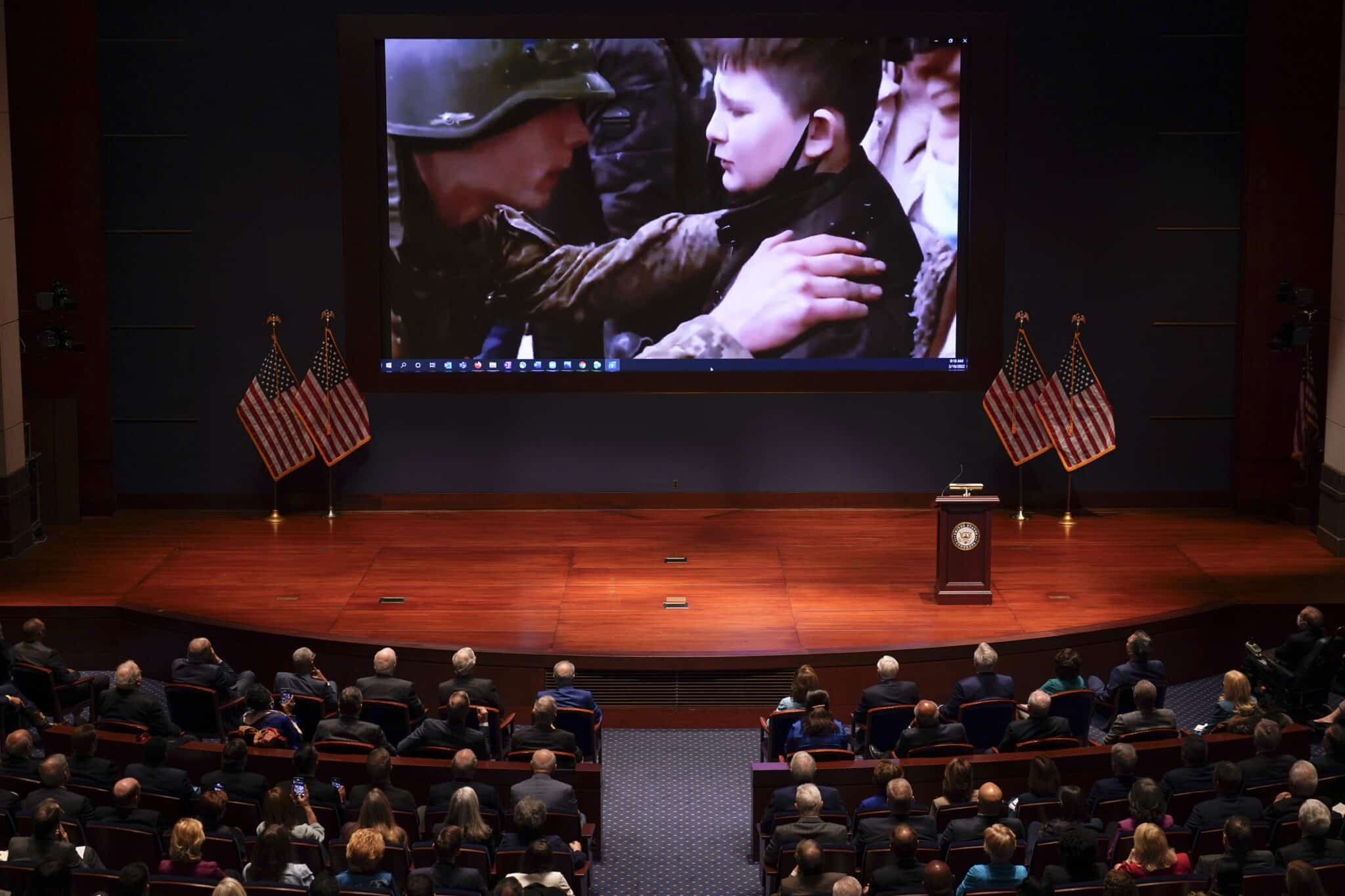 Zelenski muestra imágenes de la guerra en Ucrania a los congresistas de EEUU