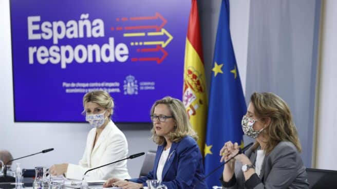 Consejo ministros La vicepresidenta segunda y ministra de Trabajo, Yolanda Díaz; la vicepresidenta segunda y ministra de Asuntos Económicos, Nadia Calviño, y la vicepresidenta tercera y ministra para la Transición Ecológica, Teresa Ribera, en la rueda de prensa posterior al Consejo de Ministros.