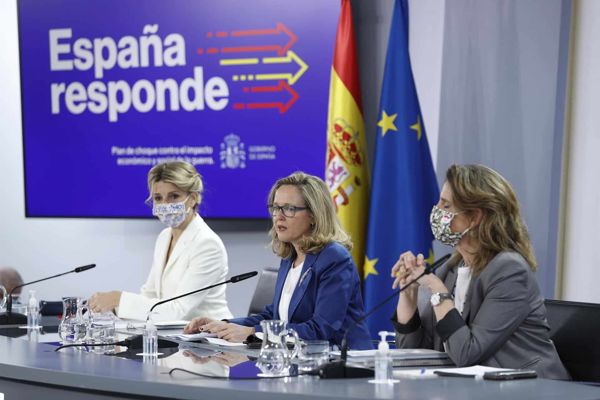 La vicepresidenta segunda y ministra de Trabajo, Yolanda Díaz; la vicepresidenta segunda y ministra de Asuntos Económicos, Nadia Calviño, y la vicepresidenta tercera y ministra para la Transición Ecológica, Teresa Ribera, en la rueda de prensa posterior al Consejo de Ministros.