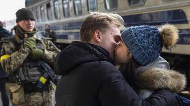 Una pareja de ucranianos se despide en la estación de Kiev