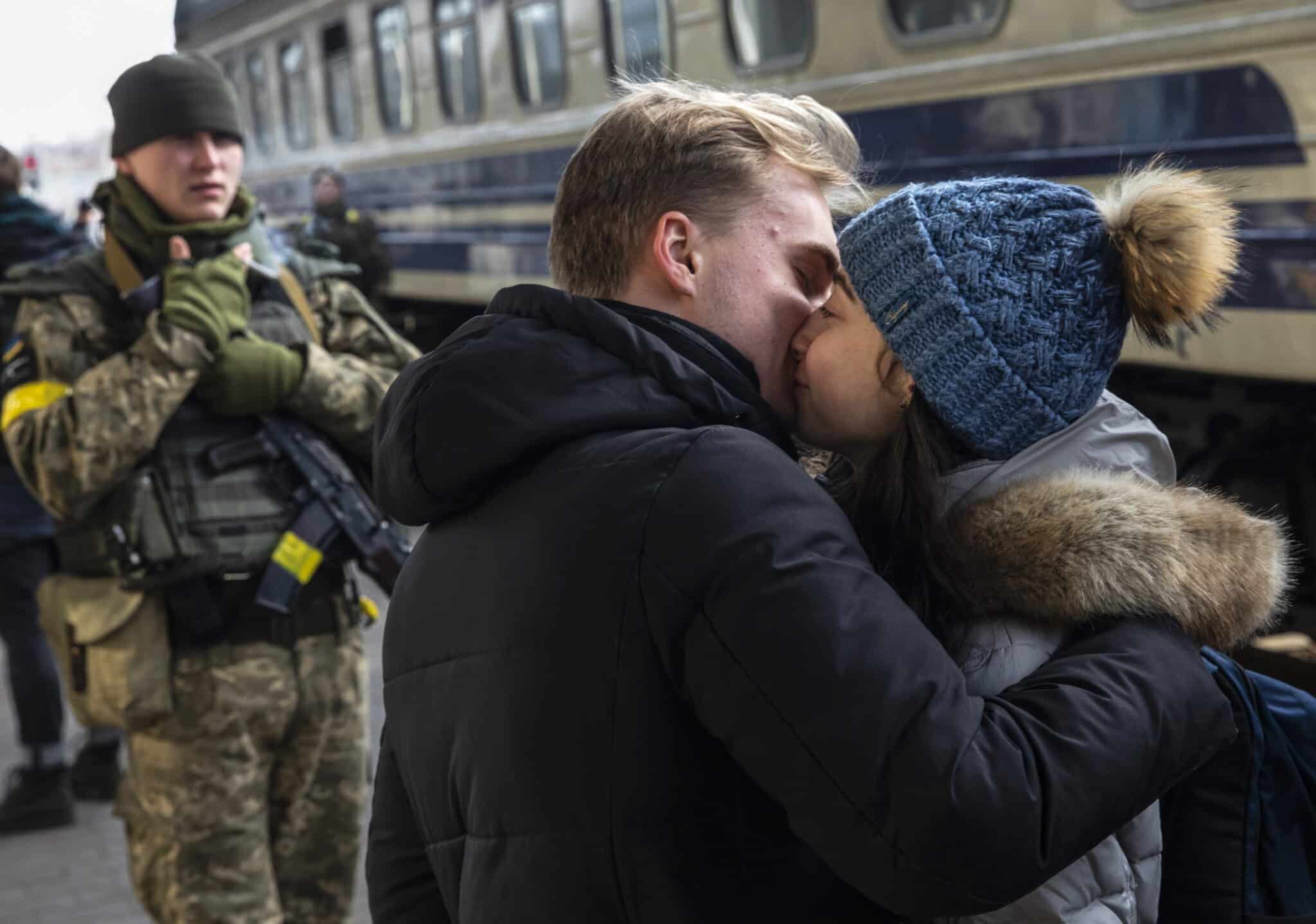 Una pareja de ucranianos se despide en la estación de Kiev