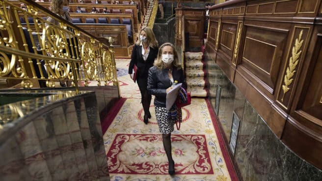 La crisis provocada por la guerra de Ucrania, tema central en el pleno del Congreso La vicepresidenta segunda y ministra de Trabajo, Yolanda Díaz (detrás) y la vicepresidenta primera y ministra de Asuntos Económicos, Nadia Calviño, en el Congreso de los Diputados.