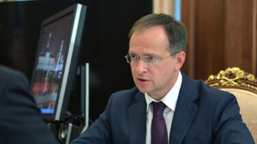 Rusia propone implantar en las escuelas la oración matutina por la patria porque “lo hacen en EEUU”