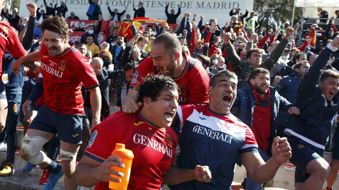 Los jugadores de España celebran el triunfo que les clasificó al Mundial de rugby de Francia 2023
