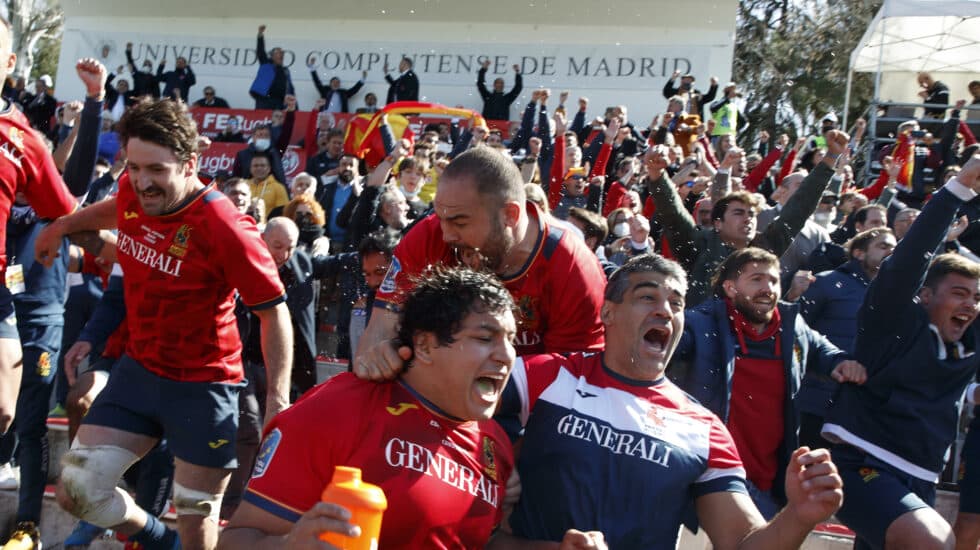 Los jugadores de España celebran el triunfo que les clasificó al Mundial de rugby de Francia 2023