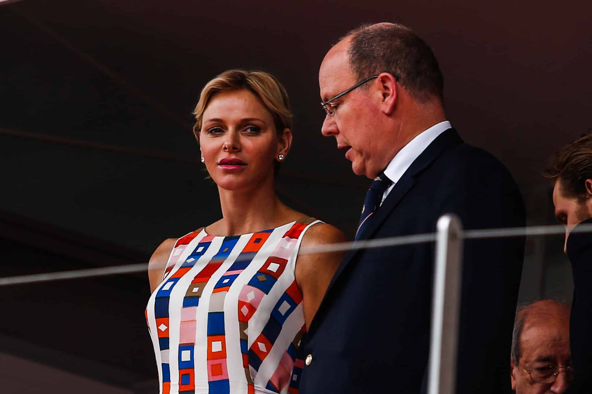 La princesa Charlene y el príncipe Alberto de Mónaco en un evento público