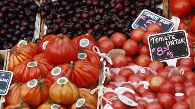 Tomates en un mercado.