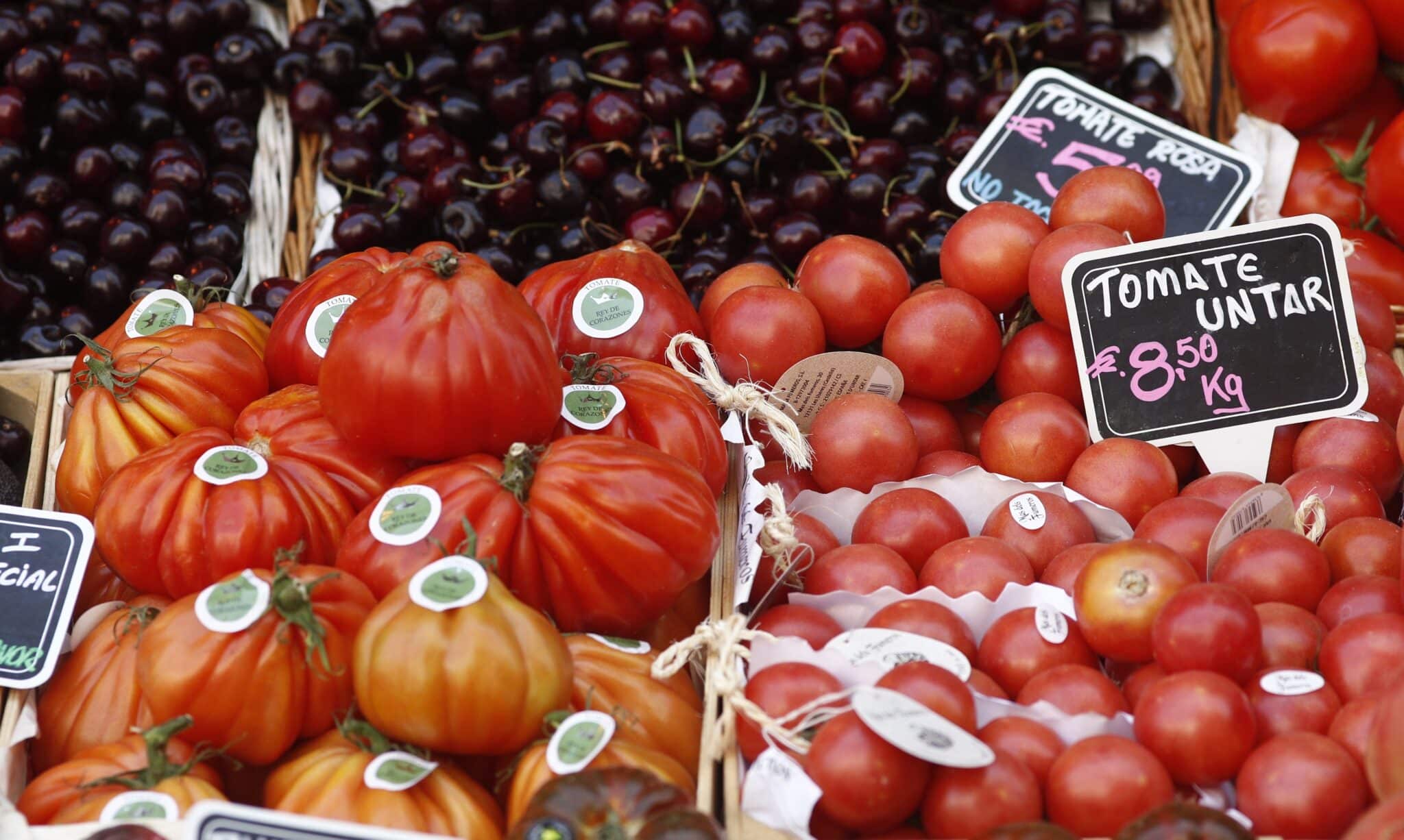 Tomates en un mercado.