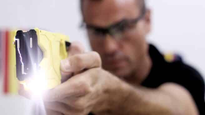 policia-tiene-ya-mil-pistolas-taser-sigue-sin-sacarlas-calle Un policía hace una demostración del funcionamiento de la pistola 'Taser' en la sede del SUP.