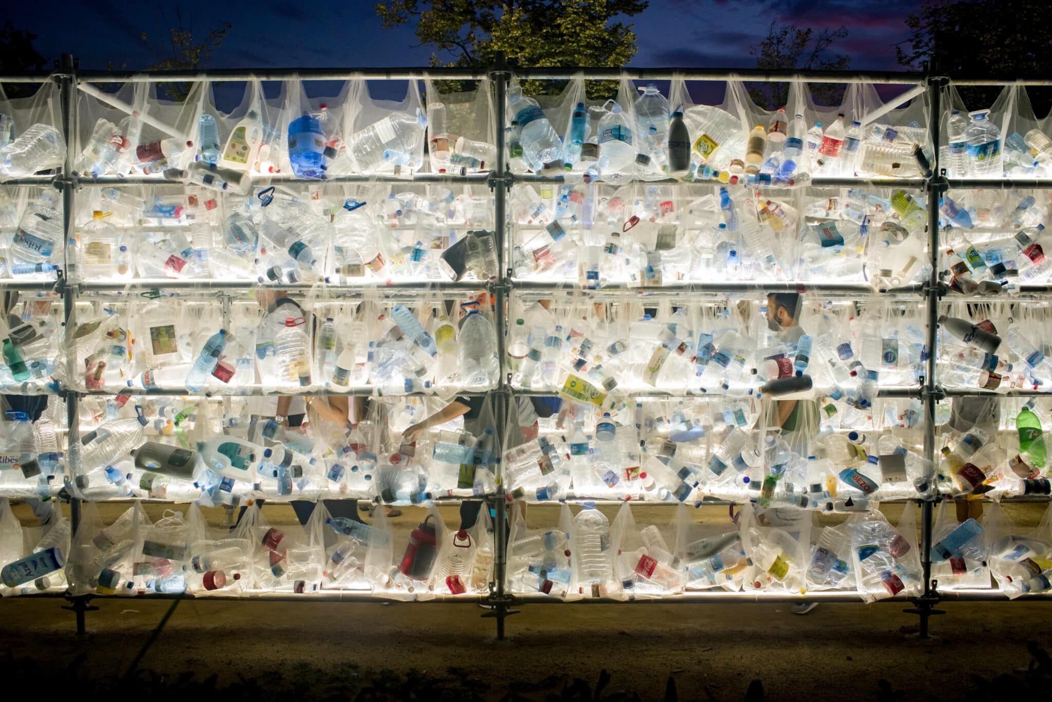 Instalación artística en Barcelona para sensibilizar sobre el uso de plásticos.