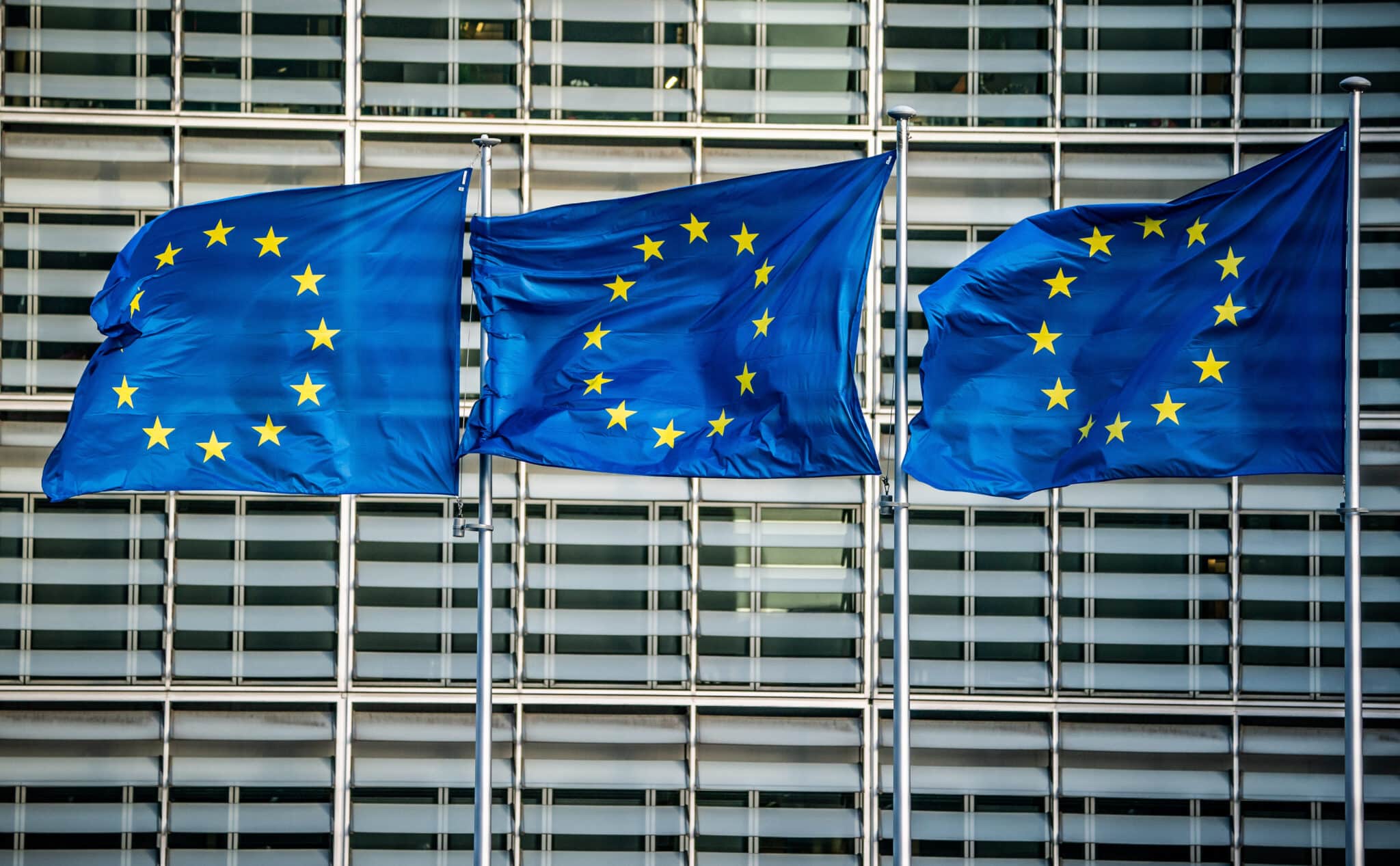 Una vista general de las banderas europeas frente a la sede de la Comisión Europea en Bruselas