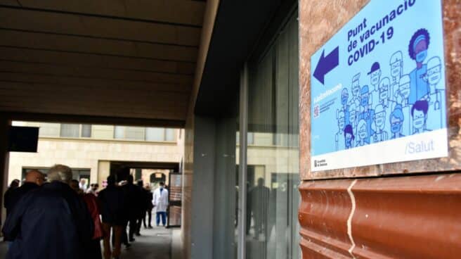 Ciudadanos guardan cola para vacunarse en uno de los puntos habilitados por la Generalitat en Barcelona.
