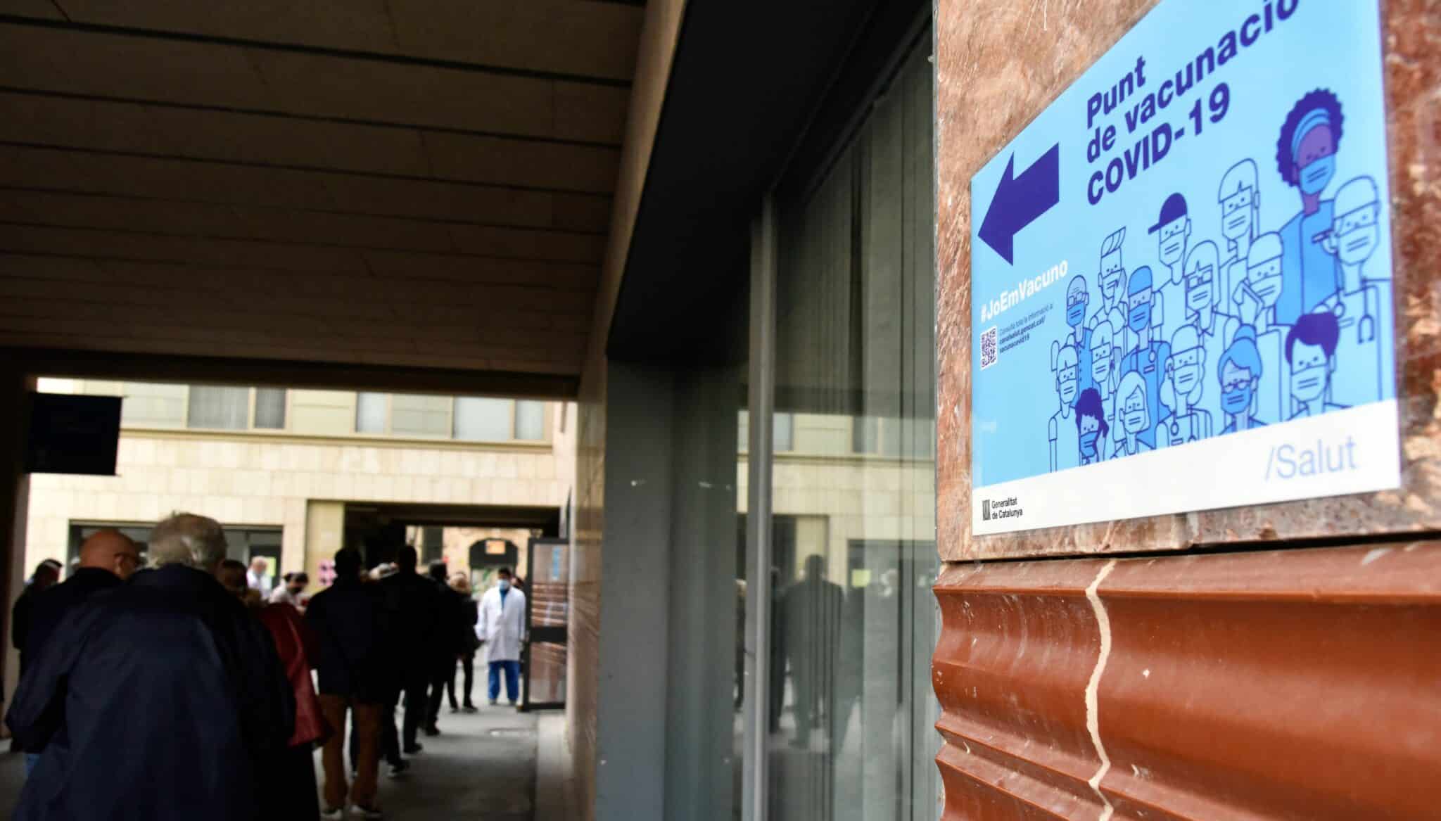 Ciudadanos guardan cola para vacunarse en uno de los puntos habilitados por la Generalitat en Barcelona.