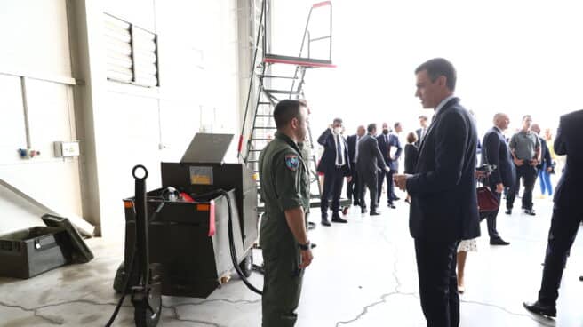 El presidente del Gobierno, Pedro Sánchez, conversa con un militar durante una visita a las tropas españolas en misión de la OTAN