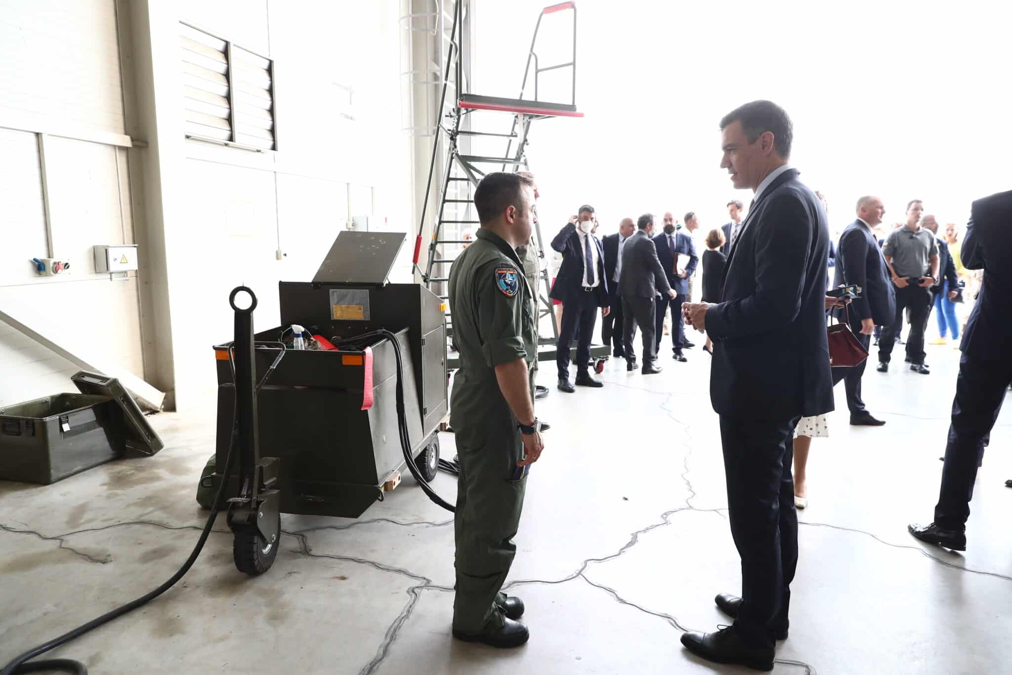 El presidente del Gobierno, Pedro Sánchez, conversa con un militar durante una visita a las tropas españolas en misión de la OTAN