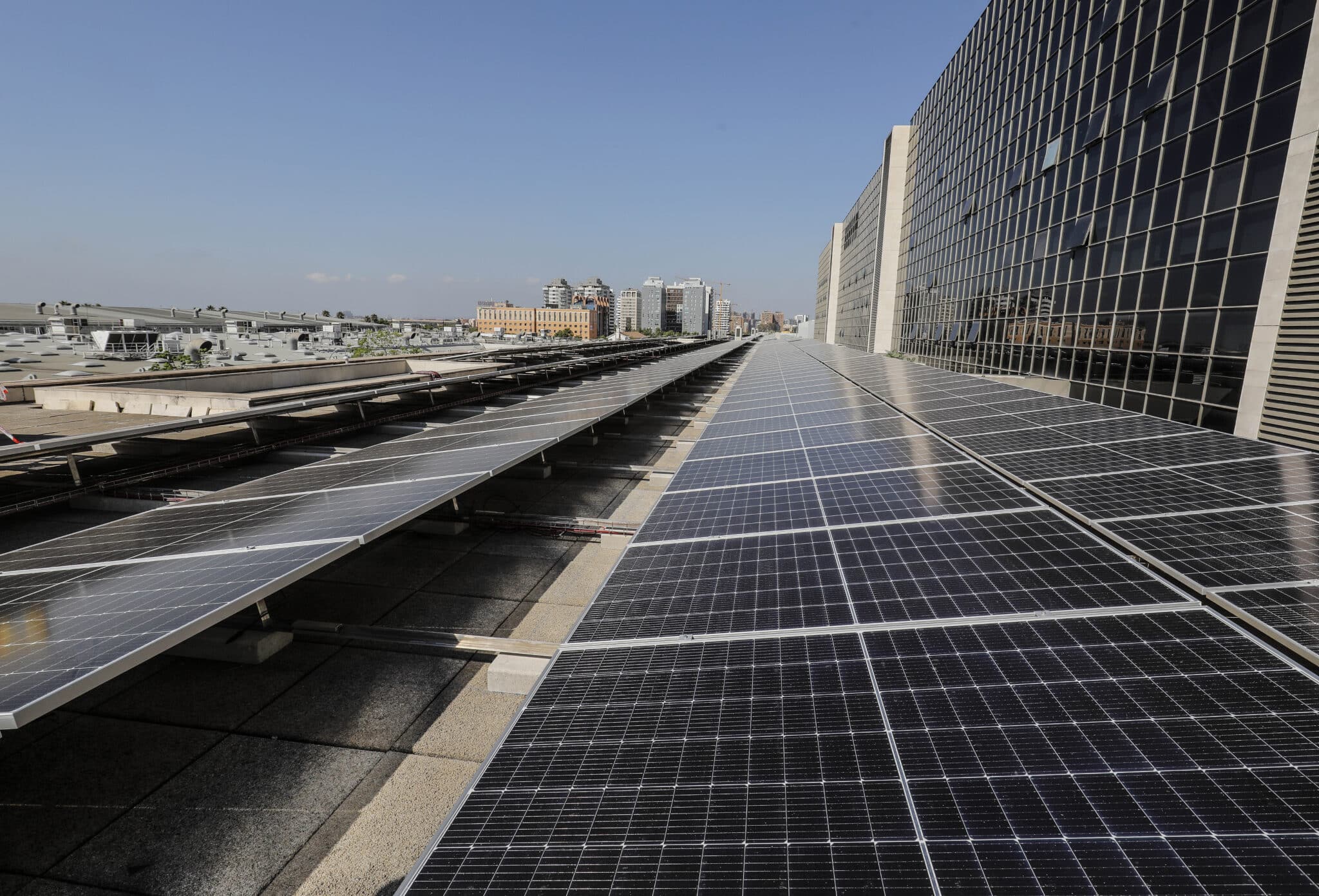 Una placa solar puesta en una azotea de un bloque de pisos para su autoconsumo